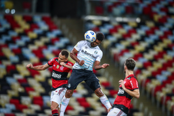 Borja cabeceia e marca o gol do Grêmio diante do Flamengo