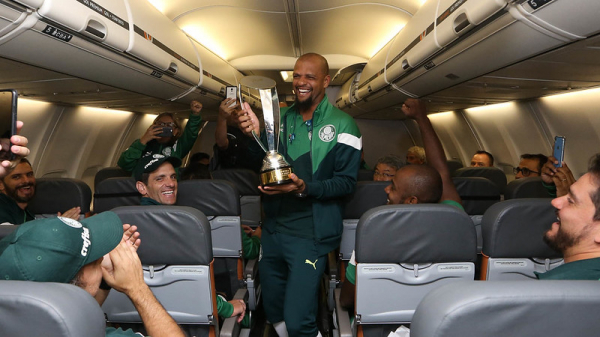 Felipe Melo com a taça de campeão