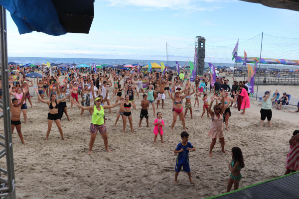 Dança é uma das atrações mais concorridas na areia