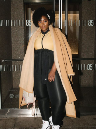O trench coat bege é daqueles clássicos irretocáveis do guarda-roupa, que cai bem até na companhia de vestes esportivas