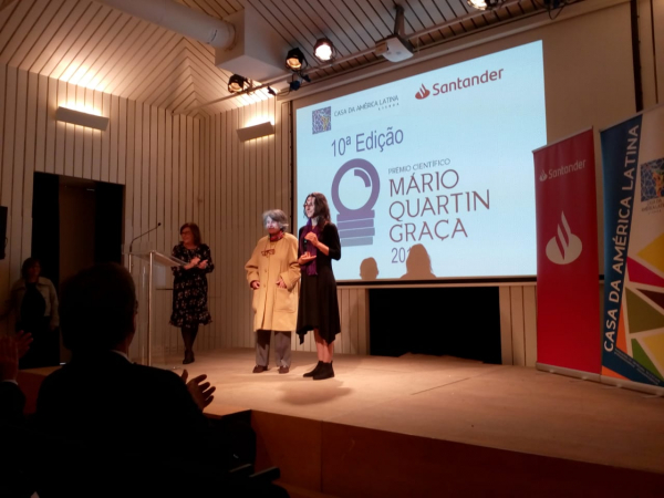 A premiação para a professora Camila Marchioro em Lisboa