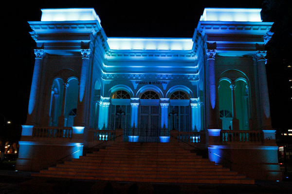 Fachada do prédio histórico da Câmara de Curitiba iluminada de azul, em alusão à saúde do homem