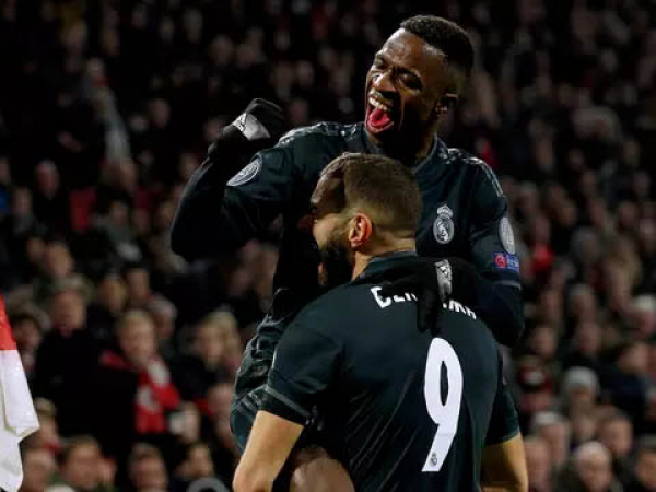 Vinícius Júnior e Benzema comemoram o primeiro gol do Real Madrid
