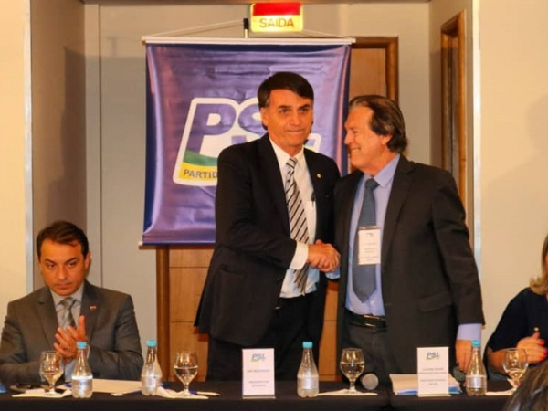 Bolsonaro e o presidente do PSL: apoio a Maia em troca do comando de comissões importantes e vice-presidência