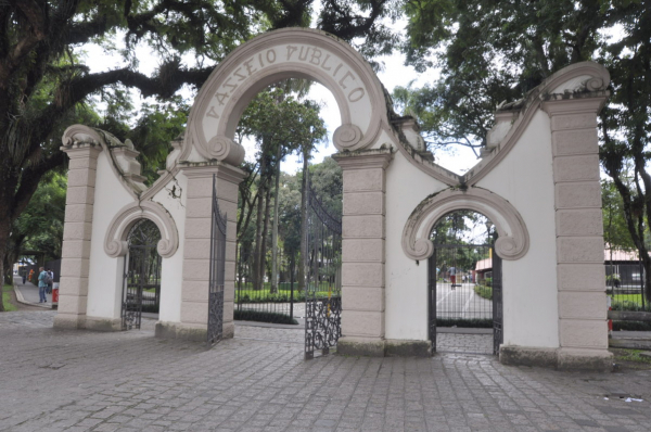 Passeio Público está entre os parques fechados