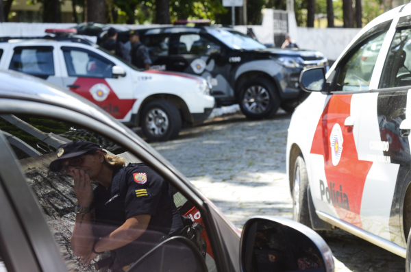 Policiais no entorno da Escola Estadual em Suzano: barbárie