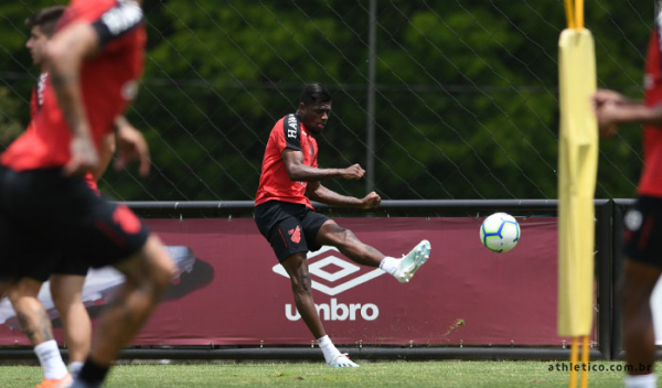 Abner Felipe, 23 anos, ex-Coritiba: provável titular no domingo