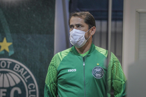 O técnico Gustavo Morínigo