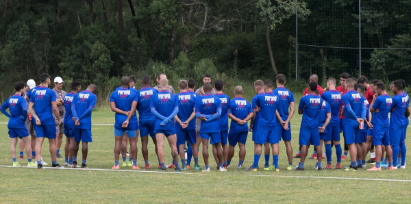 Alan Aal conversa com os jogadores, durante treino do Paraná Clube