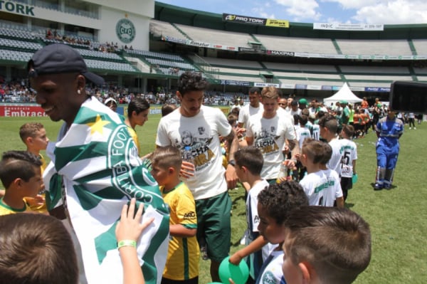 Jogadores do Coritiba na festa pelo acesso: em 2020, missão é garantir permanência na elite