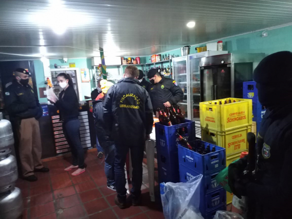 Fiscalização da PM em bar no Bairro Alto: irregularidades
