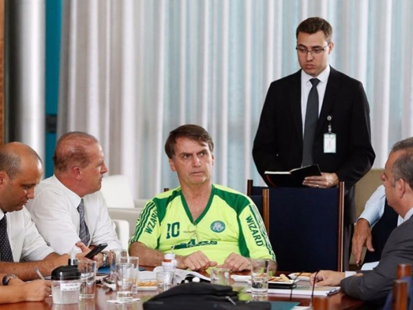Bolsonaro com camiseta pirata do Palmeiras: imagem causou repercussão instantânea, com alguns torcedores questionando a conduta do político e com outros minimizando o fato