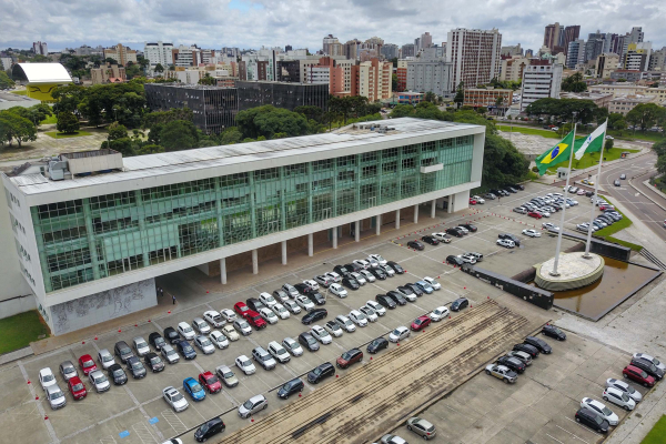 Pelo decreto anterior, os eventos poderiam receber até 1 mil pessoas desde que respeitassem o limite de capacidade de 50% para locais fechados e 60% para locais abertos.