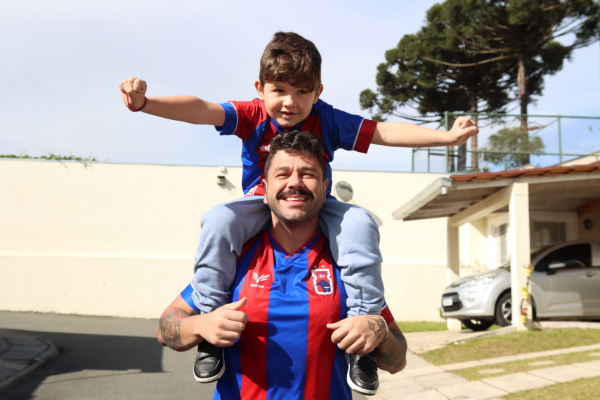 Pai e filho contam histórias sobre dias de jogos do Paraná e fazem sucesso nas redes sociais