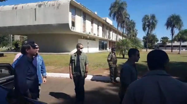 Bolsonaro: presidente carregava consigo uma máscara, mas não a utilizou enquanto trocava apertos de mão