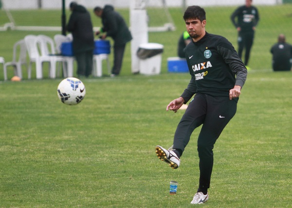 O zagueiro Leandro Almeida, em treino no Coritiba
