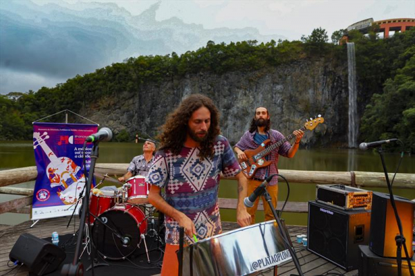 Banda dos irmãos Ian Giller e Alan Giller no happy hour musical no deck do Tanguá