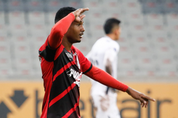 Abner: lateral volta ao time para enfrentar a Chapecoense