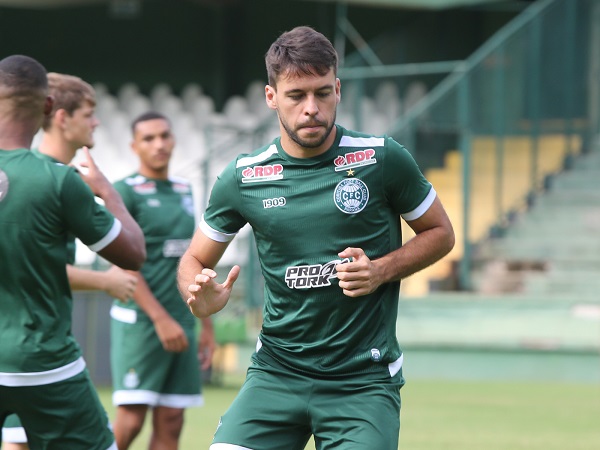 O lateral Felipe Mattioni: recuperado