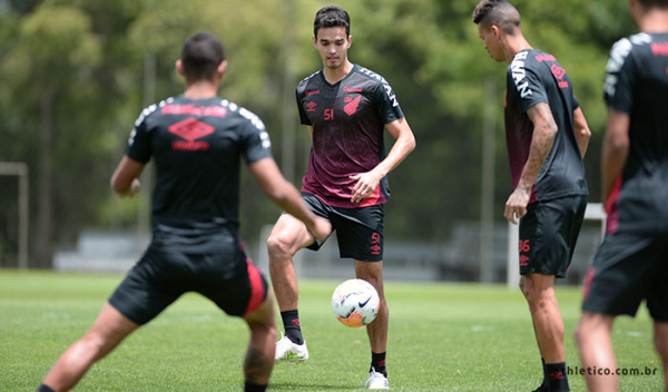 Aguilar em treino do Athletico