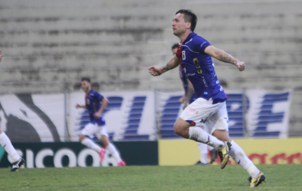 Karl comemora gol contra o Botafogo-SP: volante desfalca o time em Recife