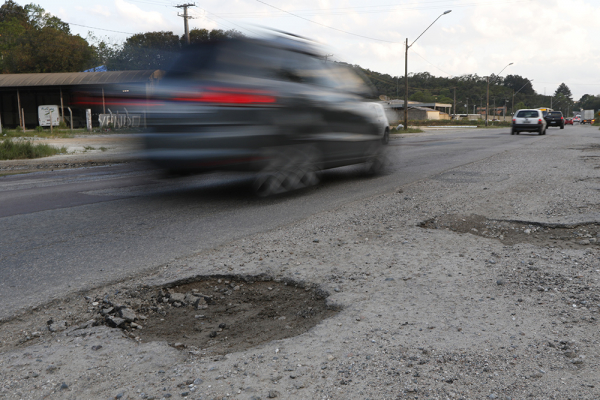 Trecho de rodovia estadual na Grande Curitiba: buracos e risco elevado