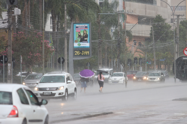Chuva no Centro cívico, em Curitiba, na tarde de ontem