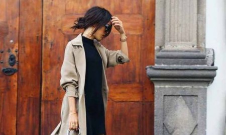 Tubinho preto, tênis e trench coat é básico e louco de chique