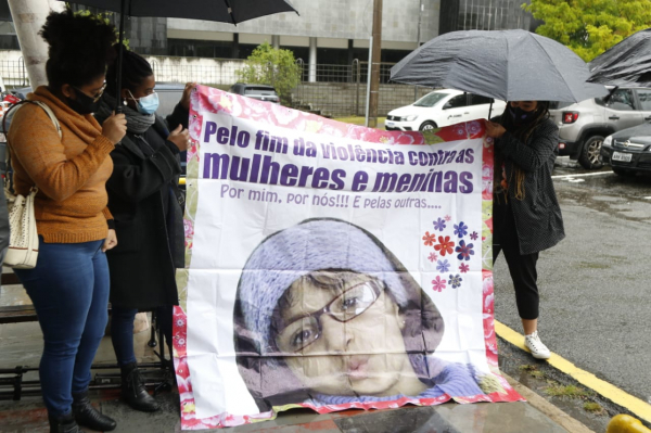 Manifestação na frente do Tribunal do Júri para o julgamento do caso Rachel Genofre