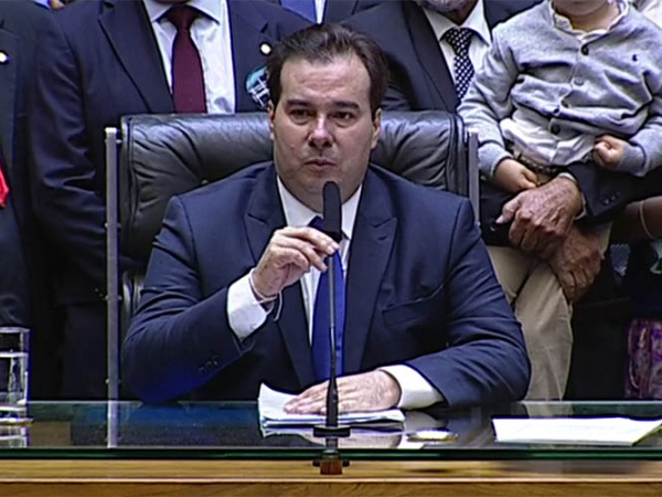 Rodrigo Maia senta-se na cadeira presidencial após a vitória