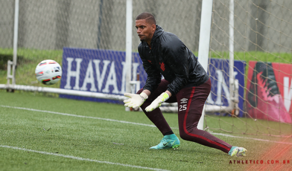 O goleiro Anderson, do Athletico: sem levar gols no Estadual