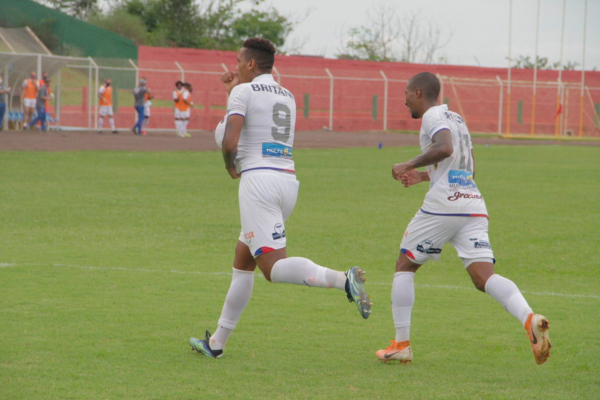 Da Silva comemora gol do Paraná contra o Toledo