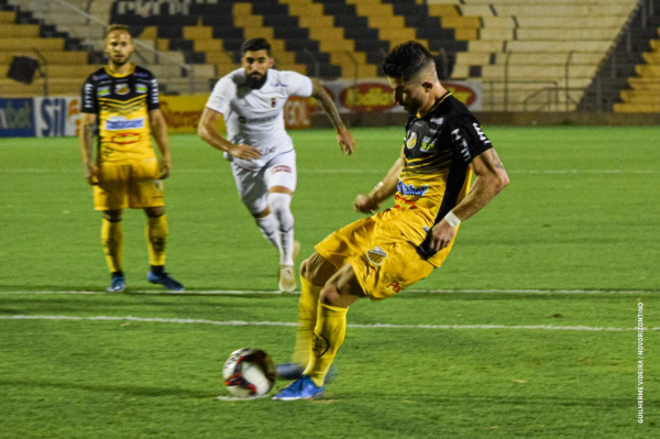 Guilherme Queiroz cobra pênalti para marcar o gol do Novorizontino
