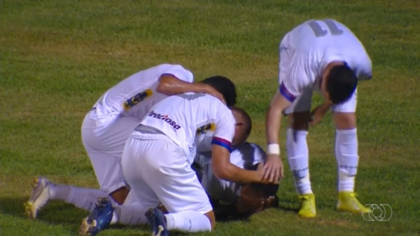 Jogadores do Paraná comemoram o primeiro gol sobre o Palmas