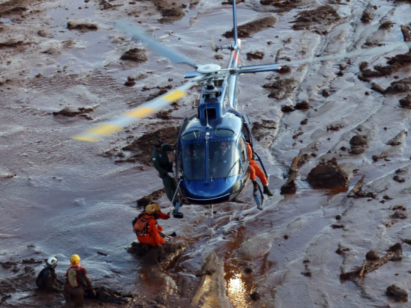 Resgate de helicóptero na lama de Brumadinho