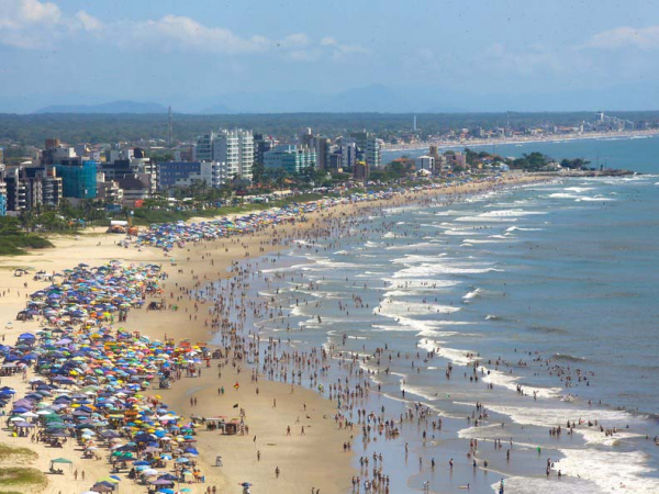 Matinhos: veranistas aproveitam o tempo bom durante o dia na praia