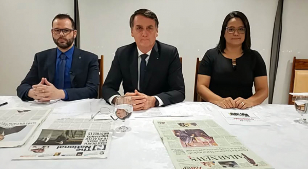 Bolsonaro (ao centro) em Live