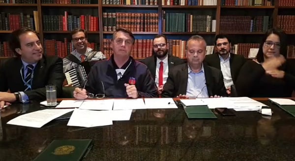 Bolsonaro (ao centro): "São R$ 50 bilhões por mês. Não é dinheiro que está sobrando"