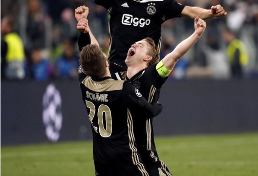 De Ligt comemora gol sobre a Juventus