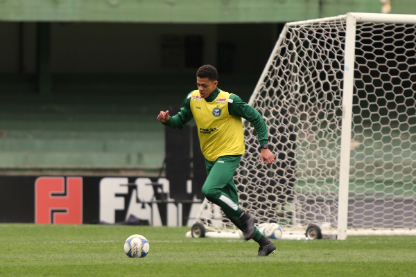 Walisson Maia: zagueiro volta ao time