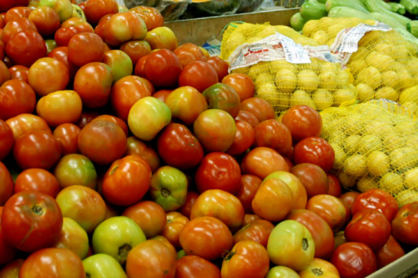 Tomate e batata ajudaram a deixar a cesta mais barata