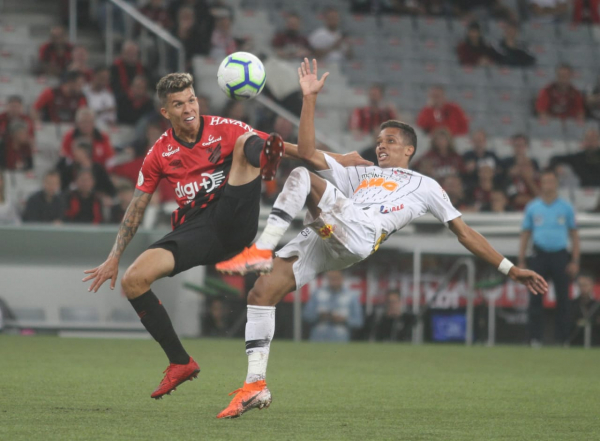 Bruno Nazário, do Athletico, e Pedrinho, do Corinthians, disputam lance