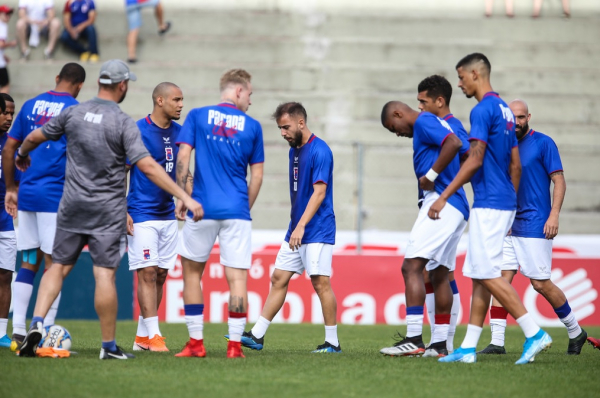 Vitinho (ao centro): jogador soma cinco vitórias e dois empates com o Paraná na Série B