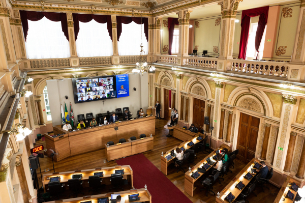 Nesse intervalo, com a participação presencial de vereadores em plenário, além dos membros da Mesa Diretora, vem sendo testado o funcionamento híbrido do sistema de deliberação.