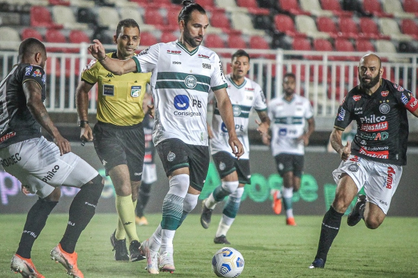 Léo Gamalho enfrenta o Operário, em Joinville: dois gols