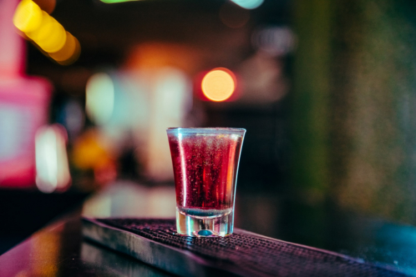Drink feito com glitter comestível? Ele existe, e em Curitiba!