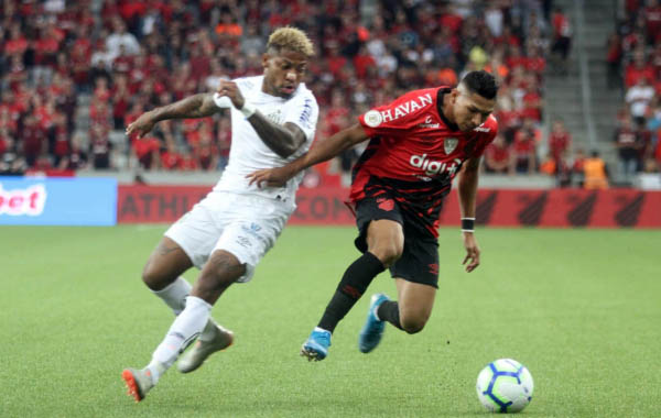 Rony, do Athletico, contra o Santos