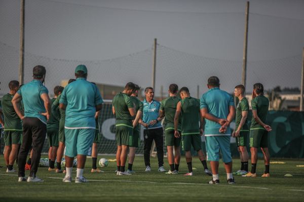 Jorginho conversa com jogadores do Coritiba