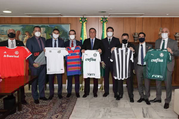 Bolsonaro com dirigentes de oito clubes, na semana passada