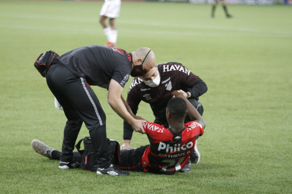 Matheus Babi é atentido no jogo com o Internacional, no momento que sofreu a lesão no joelho